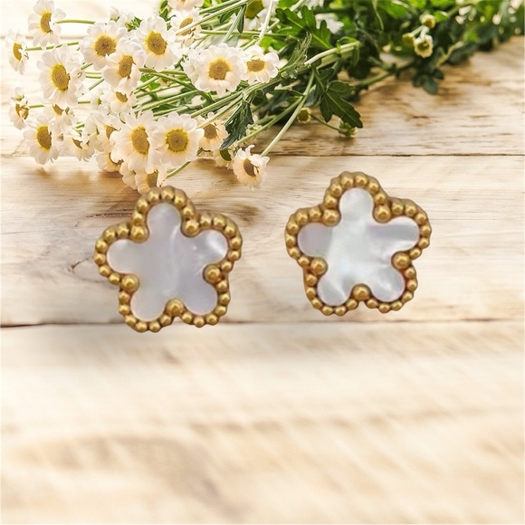 NWOT Clover  Five Petal Flower Earring Studs Made of Mother of Pearl and 18K GP - Picture 6 of 16